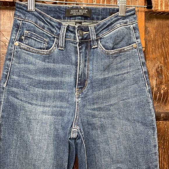 Judy Blue Cropped Wide Leg Jean High Waist
Raw Hem Denim Size 0/24 - Picture 5 of 9